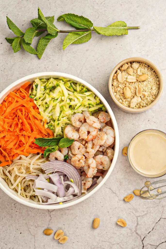 ingrédients de la salade vietnamienne aux crevettes et cacahuètes