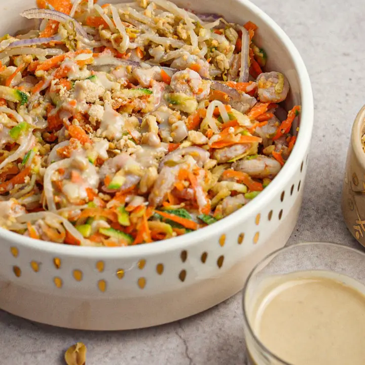 Salade vietnamienne aux crevettes et cacahuètes
